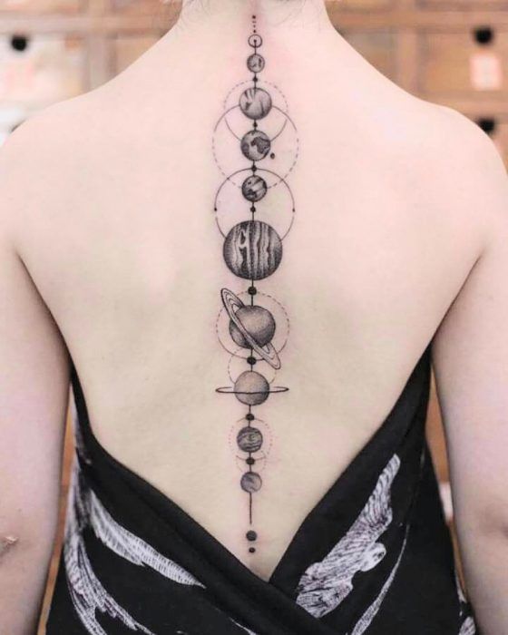 Tatuaje de los planetas en la espalda